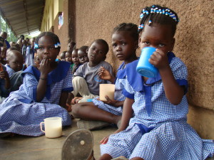 bambini del kindergarten mentre bevono il porridge